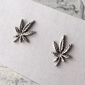 sterling silver mary jane leaf stud earrings ✨